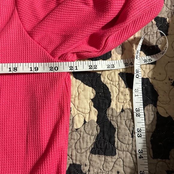 NWT Heimish USA long sleeve with collared V Neck size M Hot pink. - Picture 5 of 7
